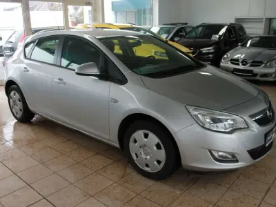 Używany Opel Astra Edition 116 KM (85 kW) 2012 Srebrny Sedan/Limuzyna