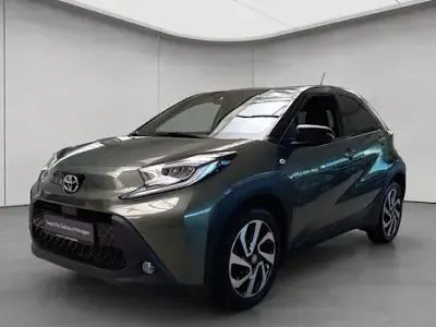 Gebraucht Toyota Aygo X Comfort 72 PS (52 kW) 2023 Cardamon green metallic/ night sky black SUV