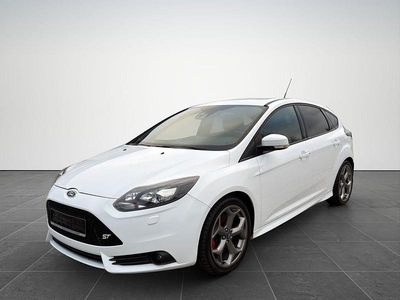 Weiß Gebraucht 2014 Ford Focus ST Limousine | 8.999 € (Fairer Preis)