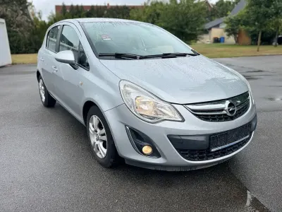 Gebraucht Opel Corsa Edition 95 PS (69 kW) 2013 Silber Kleinwagen