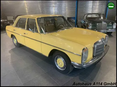 Brugt Mercedes W115 143 HK (105 kW) 1973 Gul Sedan