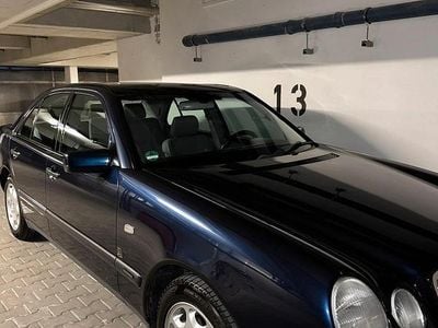 Second-hand Mercedes E240 Elegance 170 CP (125 kW) 1999 Albastru Berlinǎ