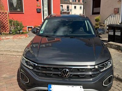 Second-hand VW T-Roc Style 150 CP (110 kW) 2023 Gri SUV
