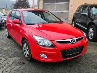 Gebraucht Hyundai i30 Comfort 126 PS (92 kW) 2011 Rot Kombi