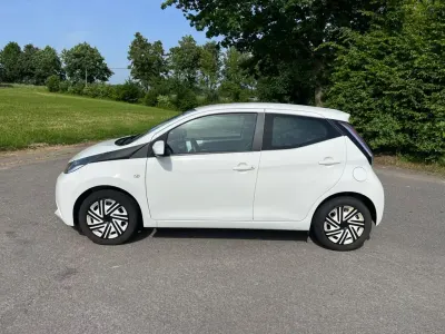 Gebraucht Toyota Aygo X-play 69 PS (50 kW) 2017 Weiß Kleinwagen
