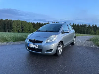 Gebraucht Toyota Yaris 101 PS (74 kW) 2009 Grau Kleinwagen