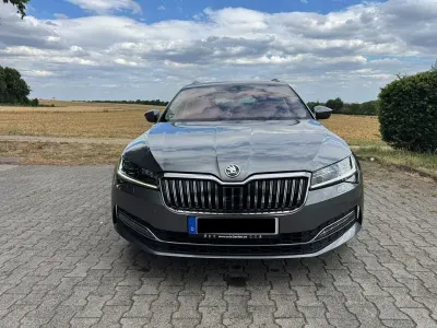 Gebraucht Skoda Superb Ambition 150 PS (110 kW) 2023 Grau Kombi