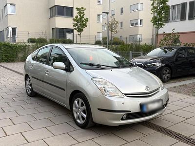 Second-hand Toyota Prius 77 CP (56 kW) 2005 Argintiu Hatchback