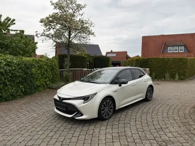 Używany Toyota Corolla Club 152 KM (111 kW) 2019 Biały Sedan/Limuzyna