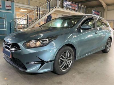 Grau Gebraucht 2023 Kia Ceed Vision Kleinwagen | 20.450 € (Fairer Preis)