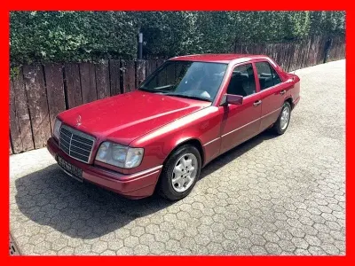Gebraucht Mercedes E220 150 PS (110 kW) 1995 Rot Limousine