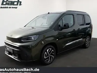 Neu Toyota Proace Verso City 130 PS (95 kW) 2026 Grün Kombi
