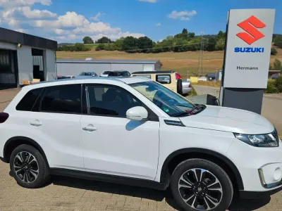 Gebraucht Suzuki Vitara Comfort+ 102 PS (75 kW) 2023 Weiß SUV