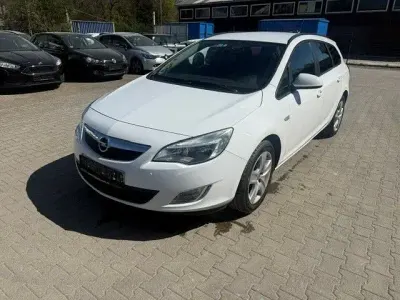 Second-hand Opel Astra Design Edition 110 CP (80 kW) 2011 Alb Berlinǎ
