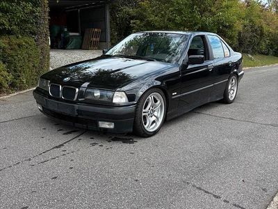 BMW 323
