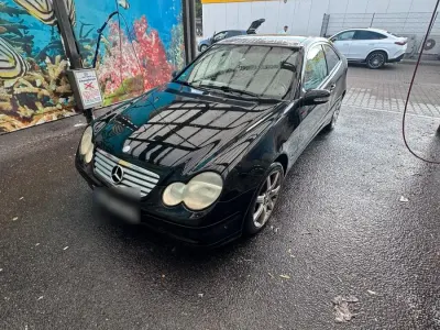 Gebraucht Mercedes C180 129 PS (94 kW) 2001 Schwarz Coupé