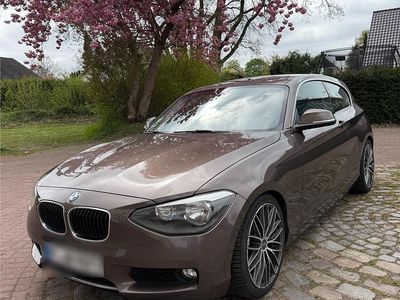 Begagnad BMW 114 100 HK (73 kW) 2012 Brun Halvkombi