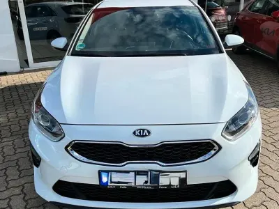Używany Kia Ceed Vision 160 KM (117 kW) 2021 Biały Hatchback
