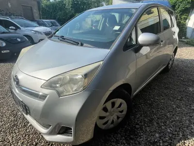 Gebraucht Toyota Verso-S Cool 99 PS (72 kW) 2013 Silber Van / Kleinbus