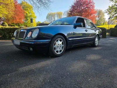 Gebraucht Mercedes E280 193 PS (141 kW) 1997 Blau Limousine