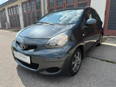 Gebraucht Toyota Aygo 68 PS (50 kW) 2011 Grau Kleinwagen