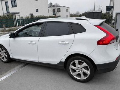 Gebraucht Volvo V40 CC Momentum 152 PS (111 kW) 2016 Weiß Kombi