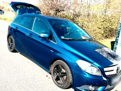 Gebraucht Mercedes B180 122 PS (89 kW) 2012 Blau Van / Kleinbus