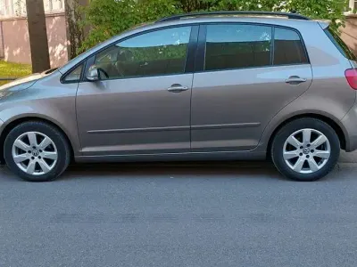 Gebraucht VW Golf Plus Cross Comfortline 122 PS (89 kW) 2010 Braun Van / Kleinbus