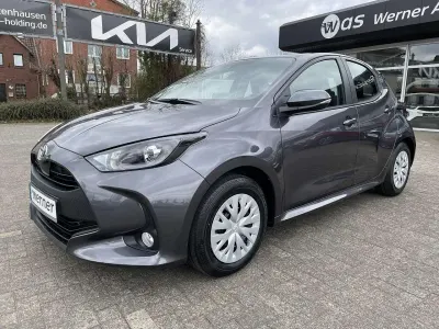 Brugt Toyota Yaris Hybrid Comfort 92 HK (67 kW) 2022 Grå Sedan