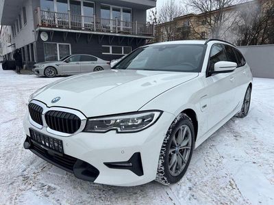 Weiß Gebraucht 2022 BMW 330e Sport Line Limousine | 25.900 € (Etwas zu teuer)