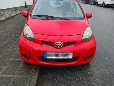 Gebraucht Toyota Aygo 68 PS (50 kW) 2009 Rot Kleinwagen