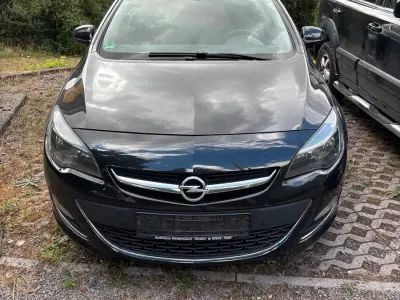 Gebraucht Opel Astra 130 PS (95 kW) 2013 Schwarz Limousine