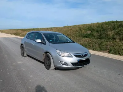 Używany Opel Astra 120 KM (88 kW) 2010 Szary Sedan/Limuzyna