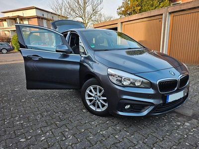 Grau Gebraucht 2017 BMW 220 Active Tourer Van / Kleinbus | 13.800 € (Etwas zu teuer)