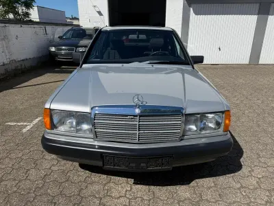 Używany Mercedes 190 118 KM (86 kW) 1989 Srebrny Sedan/Limuzyna