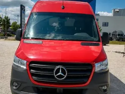 Gebraucht Mercedes Sprinter 170 PS (125 kW) 2024 Rot Van