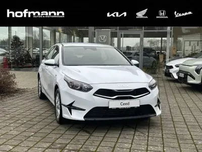 Używany Kia Ceed Vision 101 KM (74 kW) 2024 Biały Hatchback