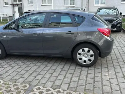 Gebraucht Opel Astra 101 PS (74 kW) 2011 Limousine