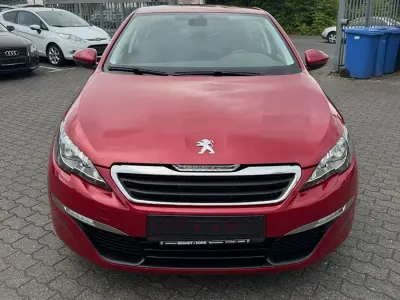 Gebraucht Peugeot 308 Active 125 PS (91 kW) 2014 Rot Limousine