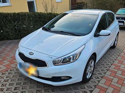 Gebraucht Kia Ceed 99 PS (72 kW) 2015 Weiß Kleinwagen