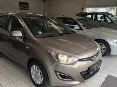 Gebraucht Hyundai i20 Classic 75 PS (55 kW) 2013 Braun Kleinwagen