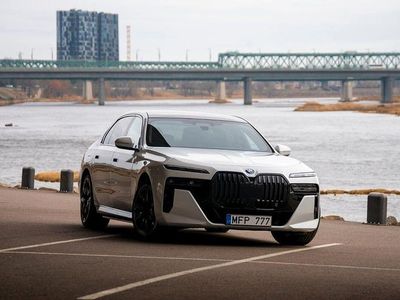 Second-hand BMW 750e 489 CP (359 kW) 2023 Alb Berlinǎ