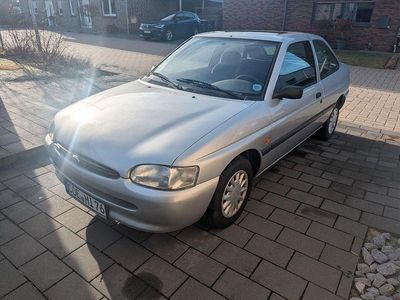 Second-hand Ford Escort 90 CP (66 kW) 1995 Argintiu Berlinǎ