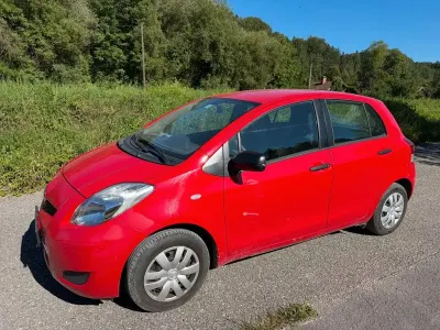 Gebraucht Toyota Yaris Basis 69 PS (50 kW) 2010 Rot Kleinwagen