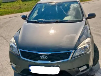 Używany Kia Ceed 90 KM (66 kW) 2011 Szary Hatchback