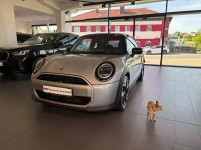 Gebraucht Mini Cooper Favoured 156 PS (114 kW) 2024 Melting silver iii Kleinwagen