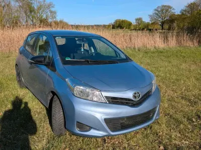 Używany Toyota Yaris 69 KM (50 kW) 2012 Niebieski Hatchback
