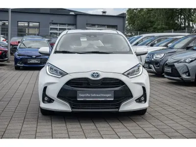 Gebraucht Toyota Yaris Hybrid Team 92 PS (67 kW) 2021 Weiß Limousine