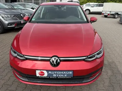 Gebraucht VW Golf VIII Highline 150 PS (110 kW) 2021 Kings red metallic Limousine