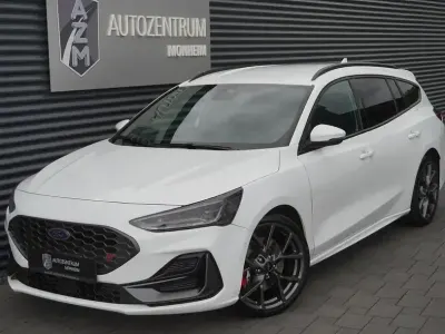Gebraucht Ford Focus ST 280 PS (205 kW) 2024 Sonderlackierung frostweiß Kombi